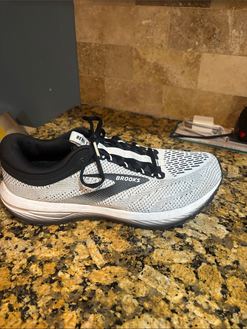 SINGLE SHOE!! Brooks size 11 right shoe